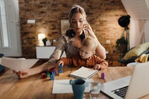 Stresszes édesanya otthonról próbál dolgozni